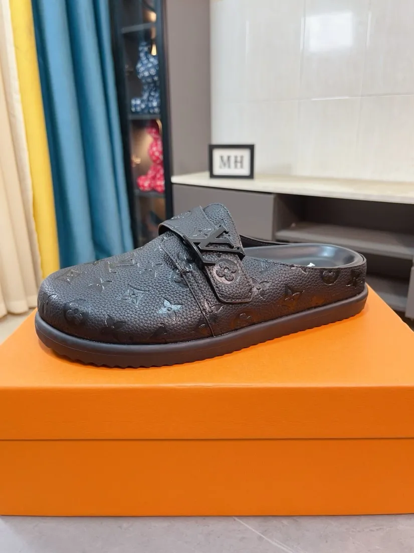 Men's Men's Shoes 💰400🌸🌸🌸🌸LV Easy 2025 new men's casual sandals and slippers, made of suede cow leather, with Monogram pattern to highlight the trendy style. Adjustable straps illuminated with LV letters, while a resilient insole and micro outsole provide lightweight comfort. Made of suede cow leather with embossed Monogram pattern and brand element metal hardware✅Adjustable straps➕Tough insole‼ ️Micro outsole. Comfortable and easy to wear‼ ️ size：38-45